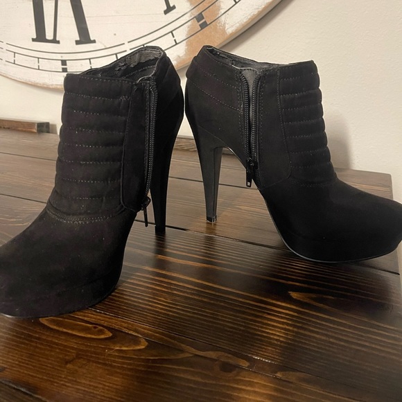 Guess Platform Booties - Picture 3 of 7
